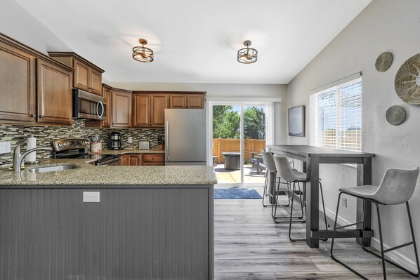 Fridge, microwave, oven, dishwasher - Park Place (Colorado Springs)