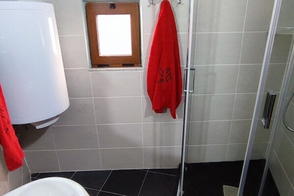 Serviettes fournies, savon, shampoing, papier toilette