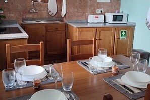 Kjøleskap, mikrobølgeovn, kokeplater og kaffetrakter/tekoker