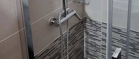 Handtücher, Seife, Shampoo, Toilettenpapier
