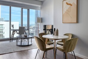 Dining - Premium Hayes Valley 1BR w/ Gym, Pool, Movies & BBQ, by Blueground (San Francisco)