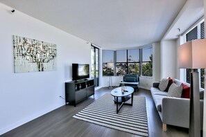 TV - Amazing South Beach 1BR w/ Pool, Gym, Tennis & Sauna, by Blueground (San Francisco)