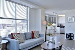 TV - Amazing South Beach 1BR w/ Pool, Gym, Tennis & Sauna, by Blueground (San Francisco)