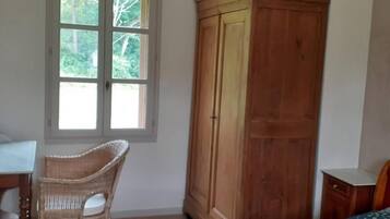 1 bedroom, desk, iron/ironing board, free WiFi