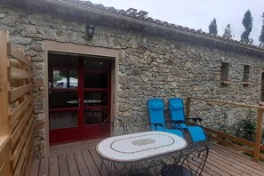 Outdoor dining - 1 Bedroom Private vacation home in Aizenay (Aizenay)