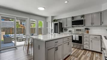 House | Private kitchen | Fridge, microwave, oven, dishwasher