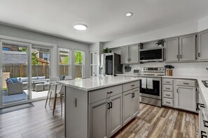 House | Private kitchen | Fridge, microwave, oven, dishwasher - Silent Rain (Colorado Springs)