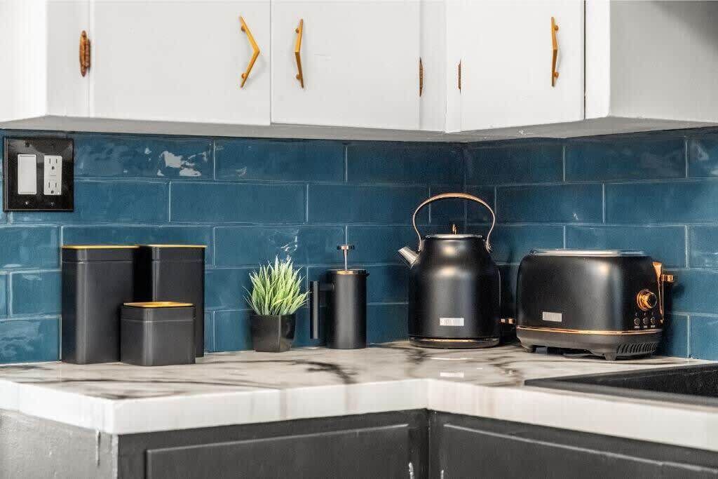 Køleskab, mikrobølgeovn, ovn, kogeplade