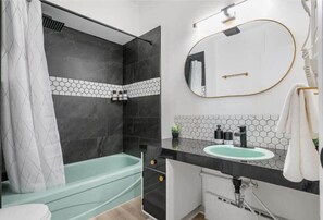 Douche, sèche-cheveux, serviettes fournies