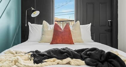 The Marble | Sleeps 4 Guests | DT | 55 " Smart TV