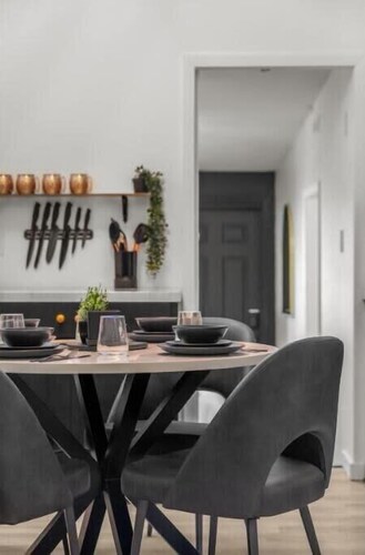 The Marble | Sleeps 4 Guests | DT | 55 " Smart TV