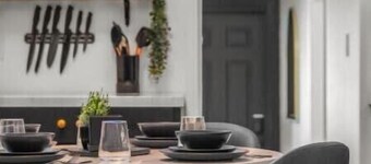 The Marble | Sleeps 4 Guests | DT | 55 " Smart TV