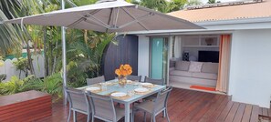 Outdoor dining - In a quiet, popular subdivision, villa with pool, view of Moorea, 5 bedrooms (Puna'auia)