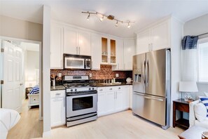 Private kitchen - Waypoint Cottage, one block from the beach! (San Diego)