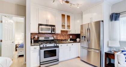 Waypoint Cottage, one block from the beach!