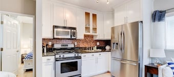 Waypoint Cottage, one block from the beach!