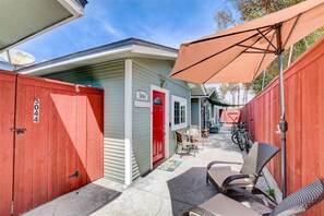 Outdoor dining - Waypoint Cottage, one block from the beach! (San Diego)