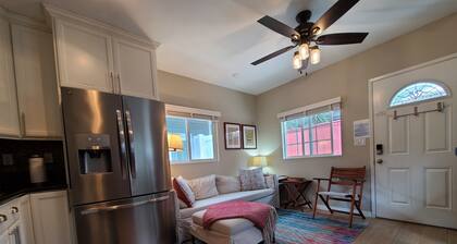 Waypoint Cottage, one block from the beach!