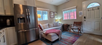 Waypoint Cottage, one block from the beach!