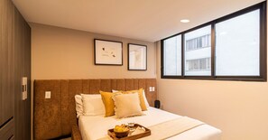 2 habitaciones, escritorio y tabla de planchar con plancha