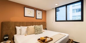 1 slaapkamer, een bureau, een strijkplank/strijkijzer, reisbedje