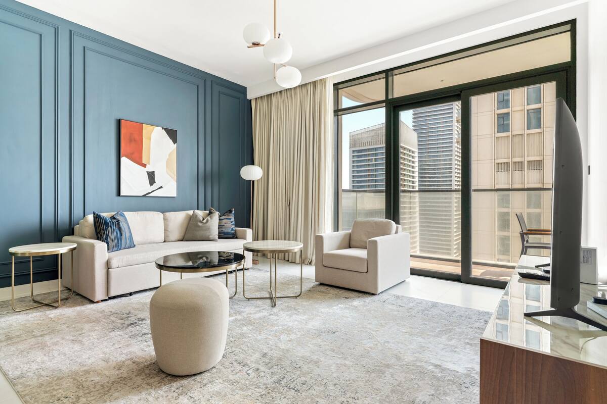 Appartement Royal | Coin séjour | TV connectée de 50 pouces avec chaînes numériques