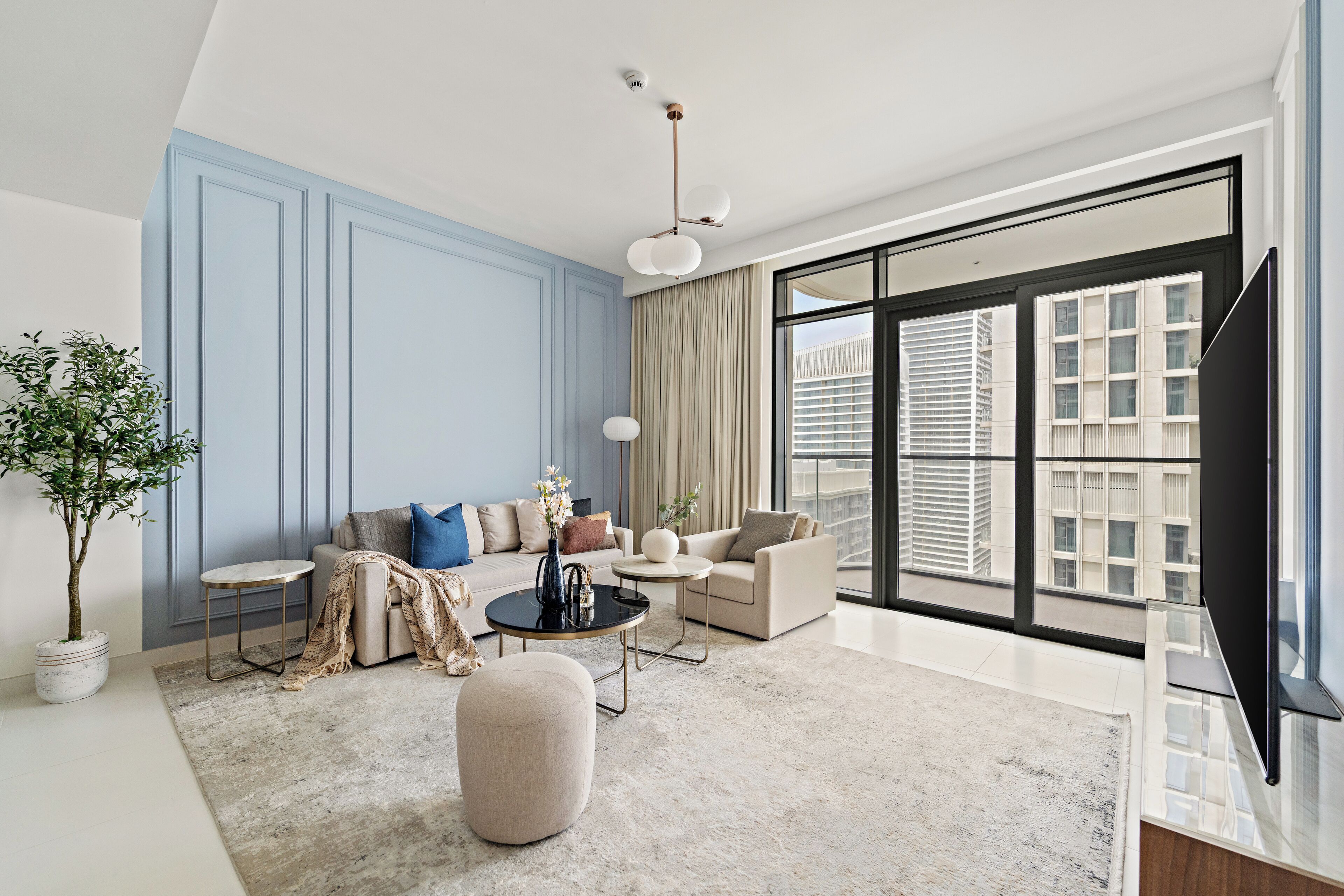 Executive appartement | Woonruimte | Een 50-inch smart-tv met digitale zenders