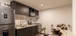 Geladeira, micro-ondas, fogão, cooktop