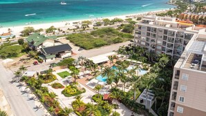 Ein Resort mit Pool, Palmen und Blick auf den Strand.
