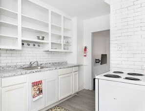 Fridge, microwave, oven - A Cozy Home with fireplace 10min from Downtown (Detroit)