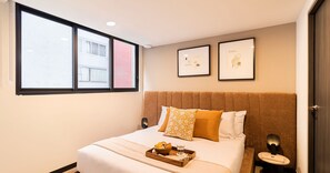 2 soverom, skrivebord, strykejern/-brett og reiseseng for barn