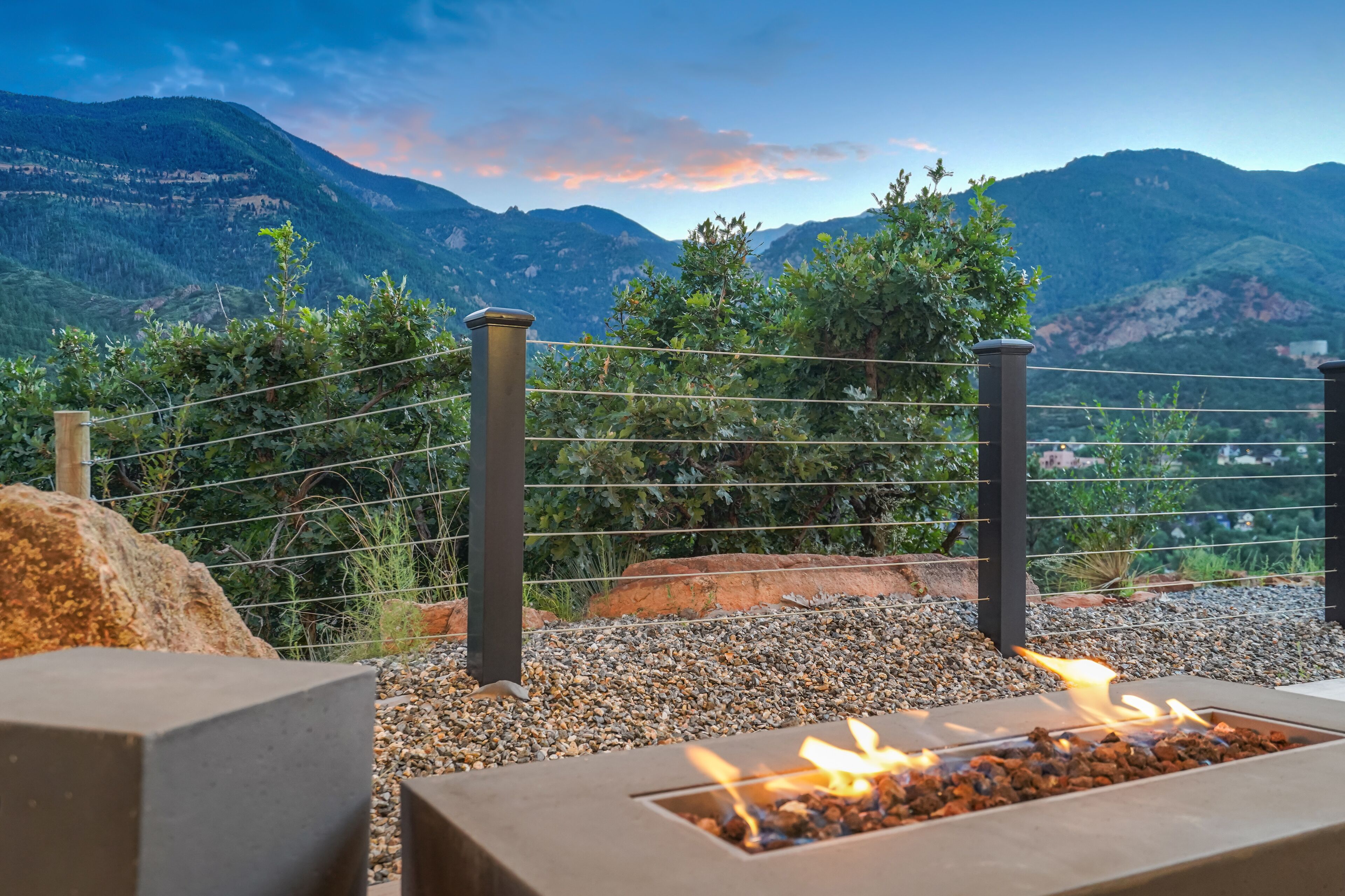 Un foyer extérieur avec vue sur les montagnes.