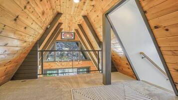 House | 4 bedrooms, desk, laptop workspace, iron/ironing board