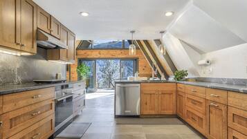 House | Private kitchen | Fridge, microwave, oven, dishwasher