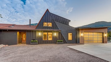 Vista frontal de la propiedad