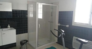 Chuveiro, papel higiênico