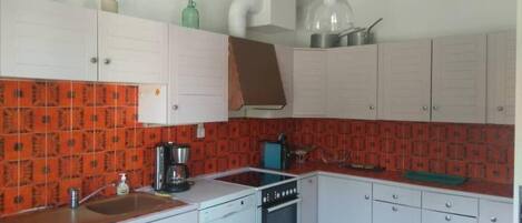 Køleskab, mikrobølgeovn, ovn, kogeplade