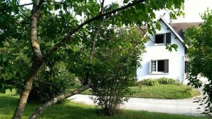 A white house with a sloped roof and a visible window. - La Villa Champenoise (Pierry)
