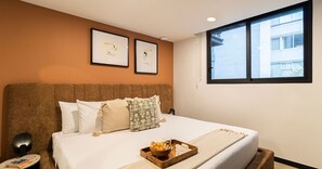 1 slaapkamer, een bureau, een strijkplank/strijkijzer, reisbedje