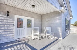 Exterior detail - 0.3 mi. to beach, 4 BR, 3 Bath, sleeps 9, grill, pool table, games, LSV for rent (North Myrtle Beach)