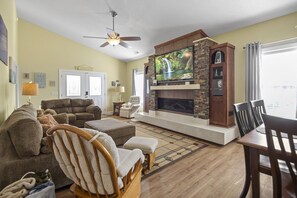 Smart-tv, eldstad och böcker