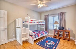 4 bedrooms, in-room safe, iron/ironing board, free WiFi - 0.3 mi. to beach, 4 BR, 3 Bath, sleeps 9, grill, pool table, games, LSV for rent (North Myrtle Beach)