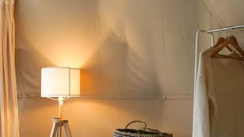 Cabaña de diseñador, para no fumadores, vista parcial al lago | Cortinas blackout y ropa de cama