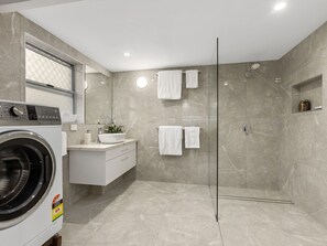 Regadera, secadora de cabello, toallas