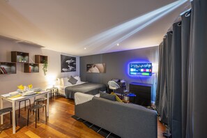 Desk, iron/ironing board, travel cot, free WiFi - Sensational Studio in Brussels (Ixelles)