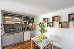Fridge, microwave, oven, stovetop - Sensational Studio in Brussels (Ixelles)