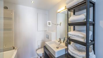 Een haardroger, handdoeken, zeep, shampoo