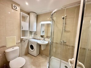 Regadera, toallas, jabón, papel de baño 