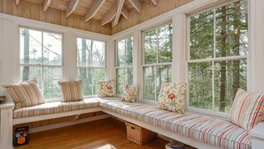 Interior - Jordan Cottage by Sea Maine (Boothbay Harbor)