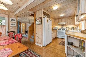 Private kitchen - Jordan Cottage by Sea Maine (Boothbay Harbor)